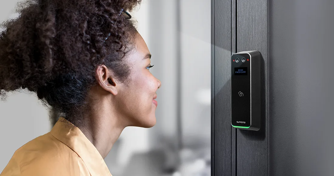 Suprema BioEntry W3 montato sul telaio di una porta a vetri